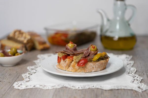 Tostada escalivada con anchoas