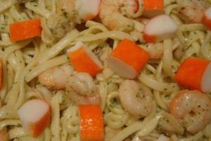pasta con gambas y palitos de cangrejo