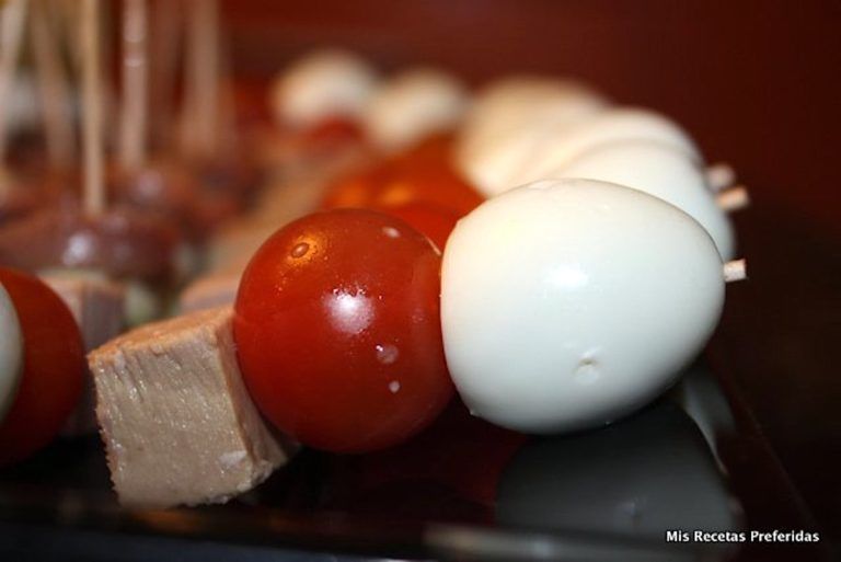 Pinchos de huevo tomate y atún