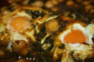 Espinacas con garbanzos y huevos