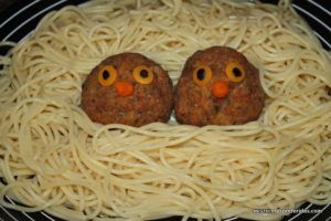 nido de espaguetis con albóndigas.