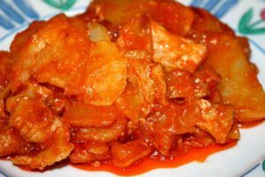 carne con patatas y tomate