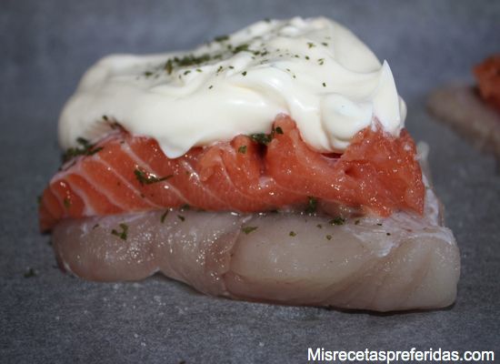 Merluza con salmón al horno sobre cama de patatas