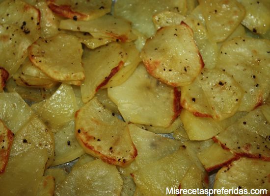 Merluza con salmón al horno sobre cama de patatas