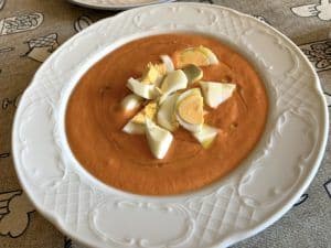 Salmorejo_con_huevo_cordobes