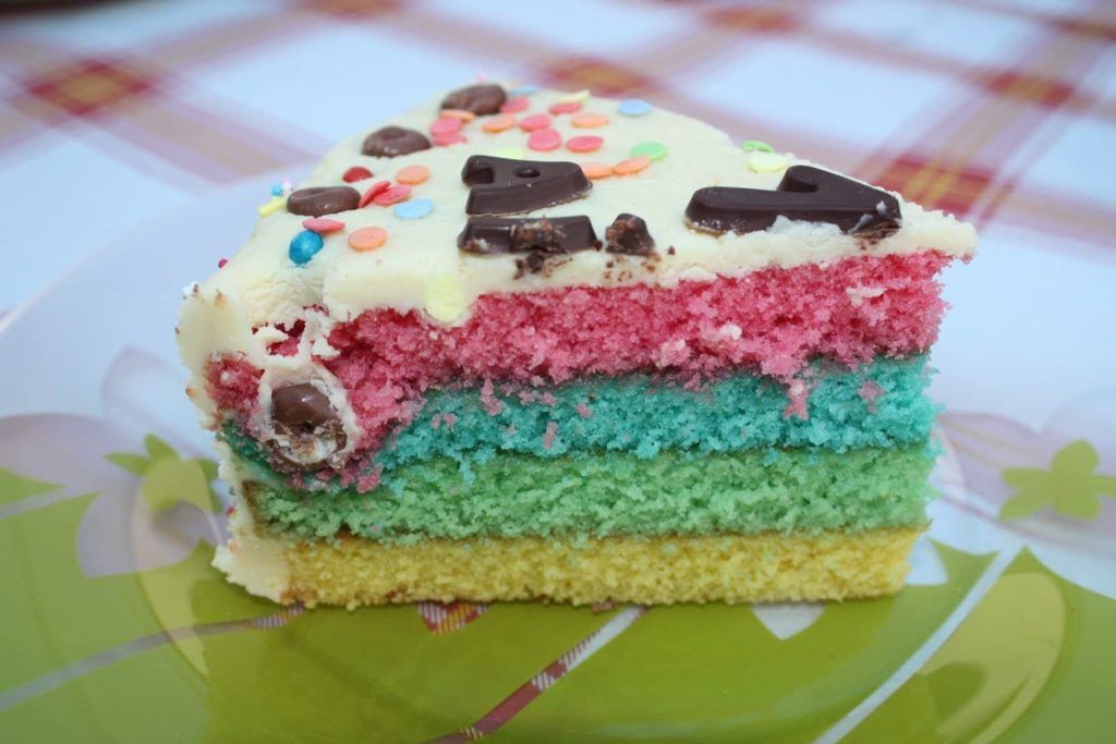 Tarta tres colores con cobertura de chocolate blanco