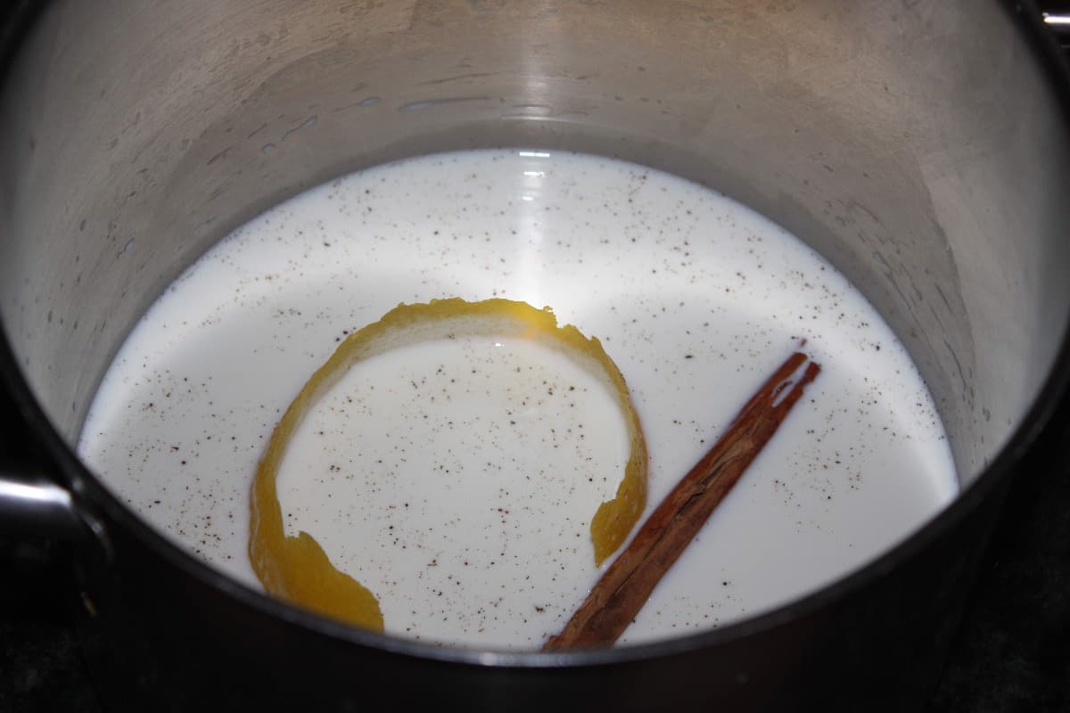 emulsionando leche limo y canela Crema catalana