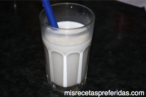 Deshacer la levadura en la leche y el agua tibia
