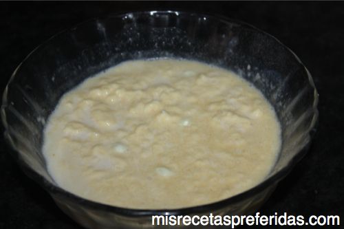cuando esté echar la leche en polvo, la azúcar, la esencia de anís, y la mantequilla para que se acabe de deshacer y mezclar.