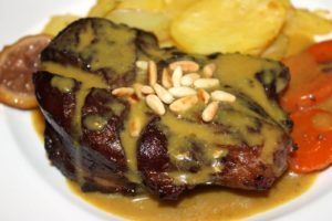 CARRILLERAS AL HORNO CON PIÑONES Y PATATAS