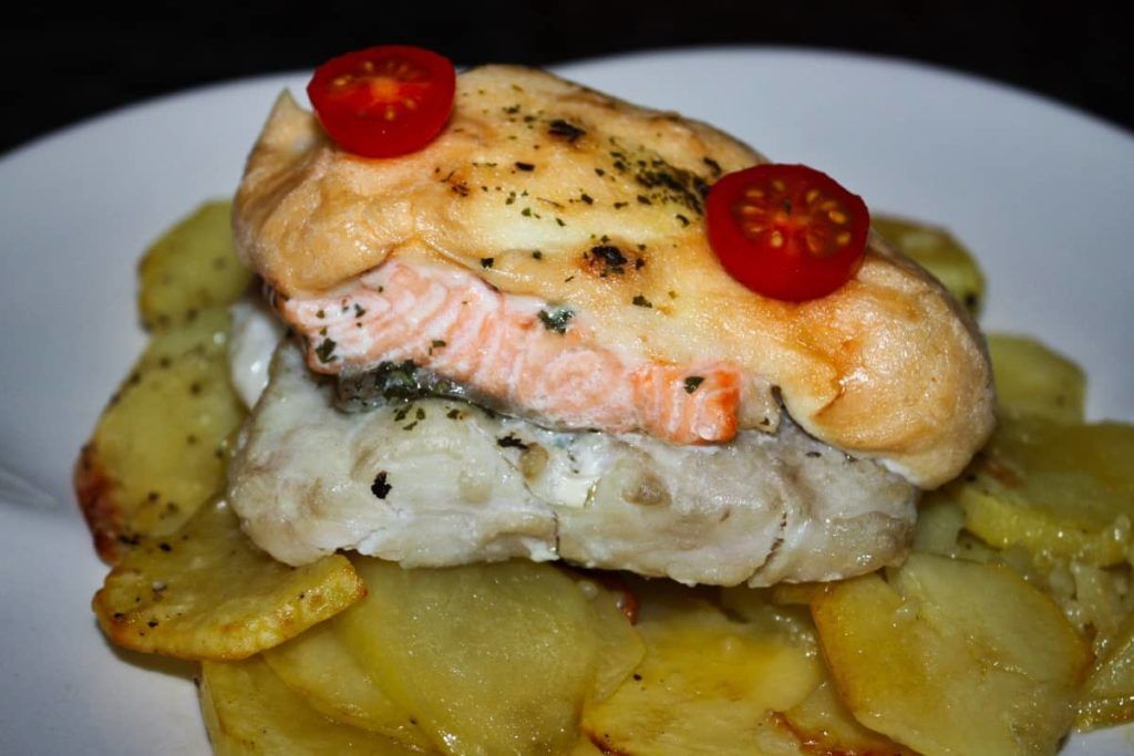 MERLUZA CON SALMÓN AL HORNO EN CAMA DE PATATAS
