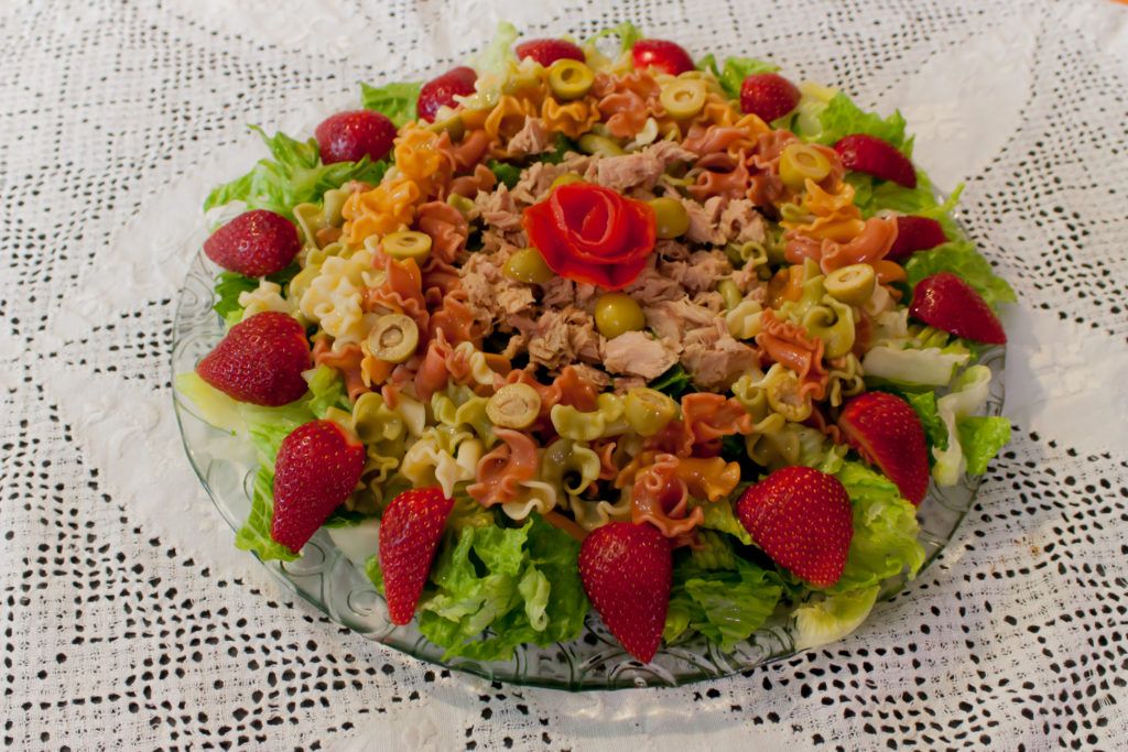 Ensalada de pasta con atún y fresas