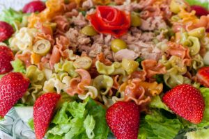 Ensalada de pasta con atún y fresas