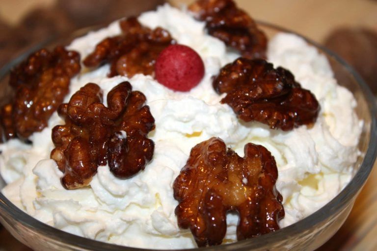 Nueces caramelizadas con nata