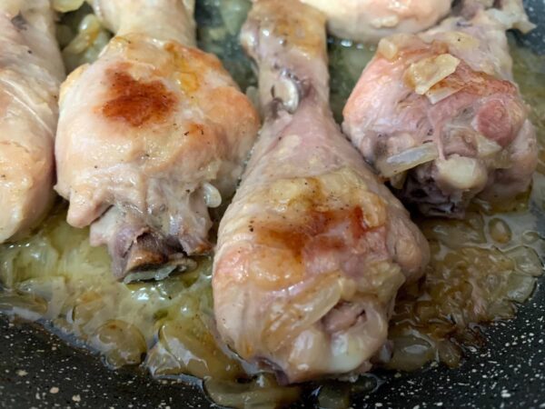 Preparación pollo con salsa cebolla