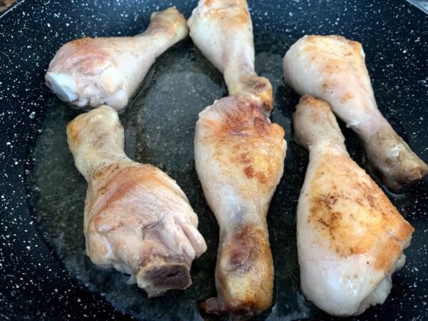 Preparación pollo con salsa cebolla