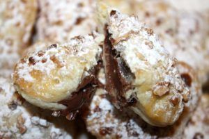 CORAZONES DE HOJALDRE CON CREMA DE CHOCOLATE