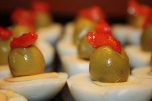 PINCHOS DE HUEVO CON OLIVAS