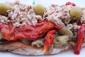 Tostada de escalivada con atún