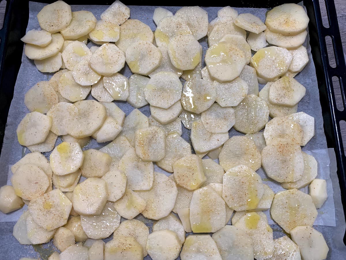 Poner patatas en el horno