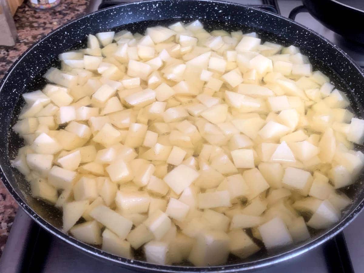 Preparación tortilla de patatas con chorizo