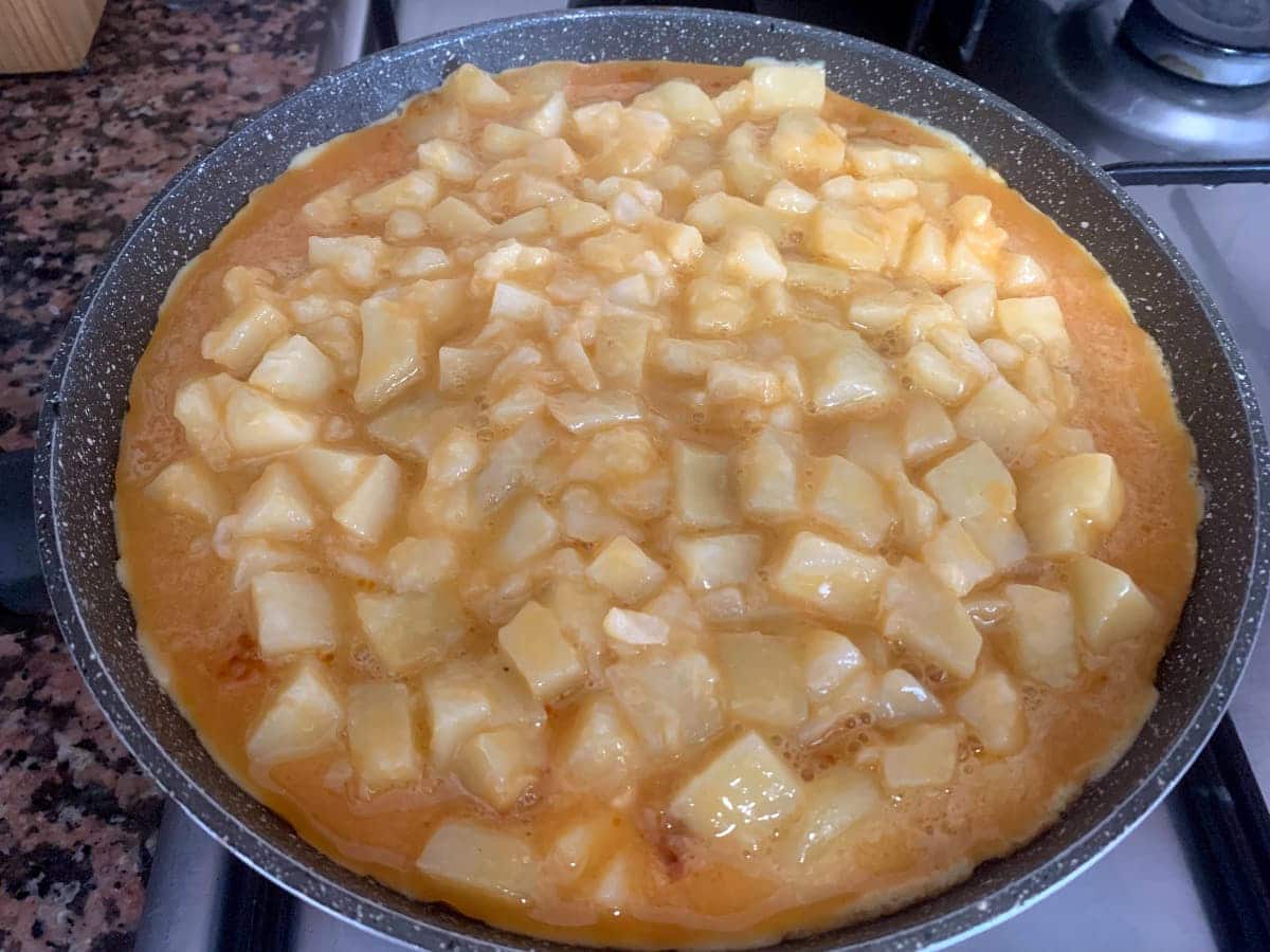 Preparación tortilla de patatas con chorizo