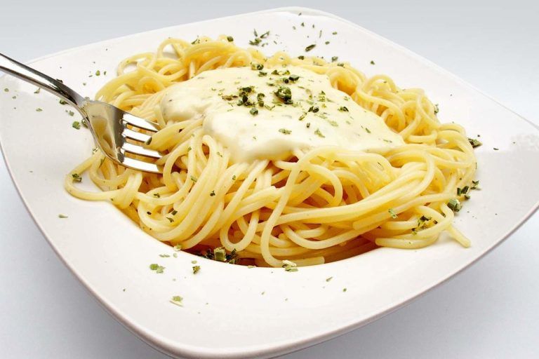 Espaguetis con crema de yogur