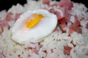 Arroz tres ingredientes y huevo