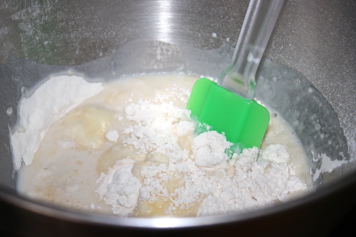 mezclar ingredientes Bollos dulces rellenos de crema de queso
