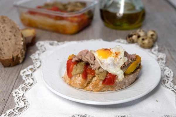 Tostada de escalivada con atún