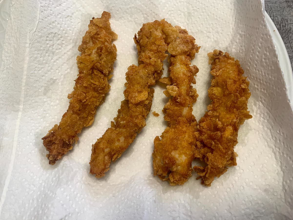 escurrir exceso aceite tiras pollo