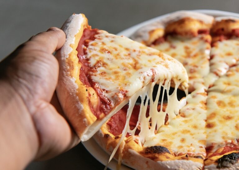 Pizza casera seis quesos