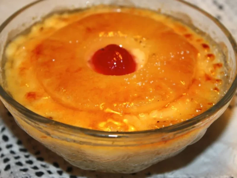 Crema catalana con piña y almíbar