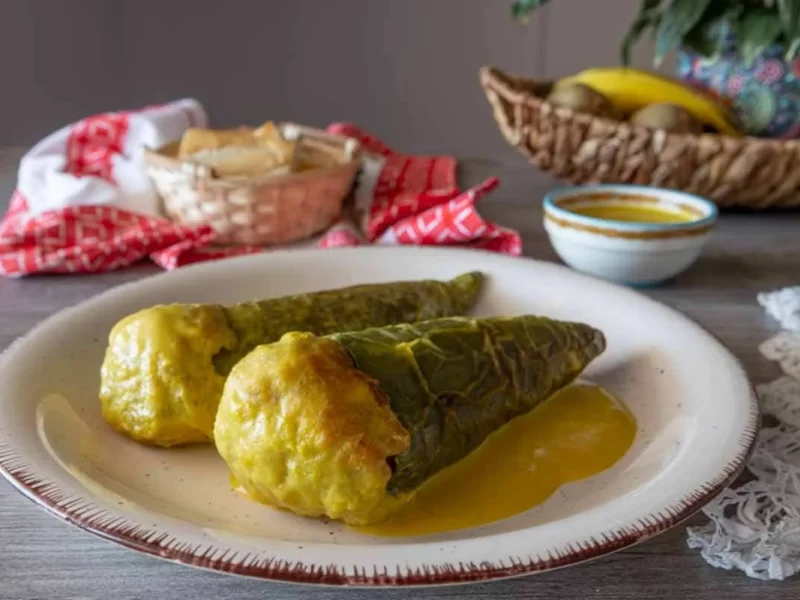 Pimientos verdes rellenos en salsa