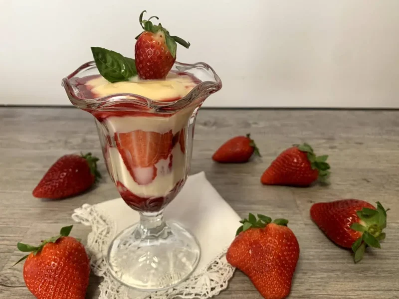 Copa de crema pastelera con fresas