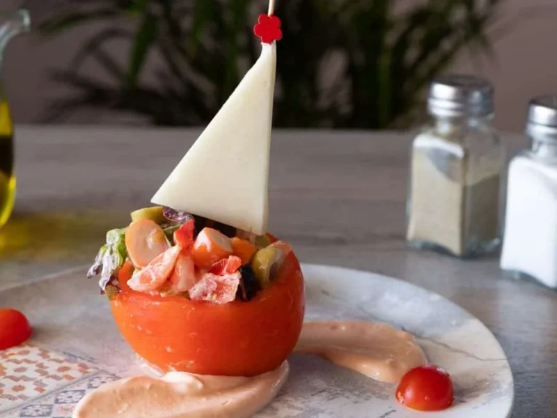 Barquitos de tomate rellenos de ensalada y verduras