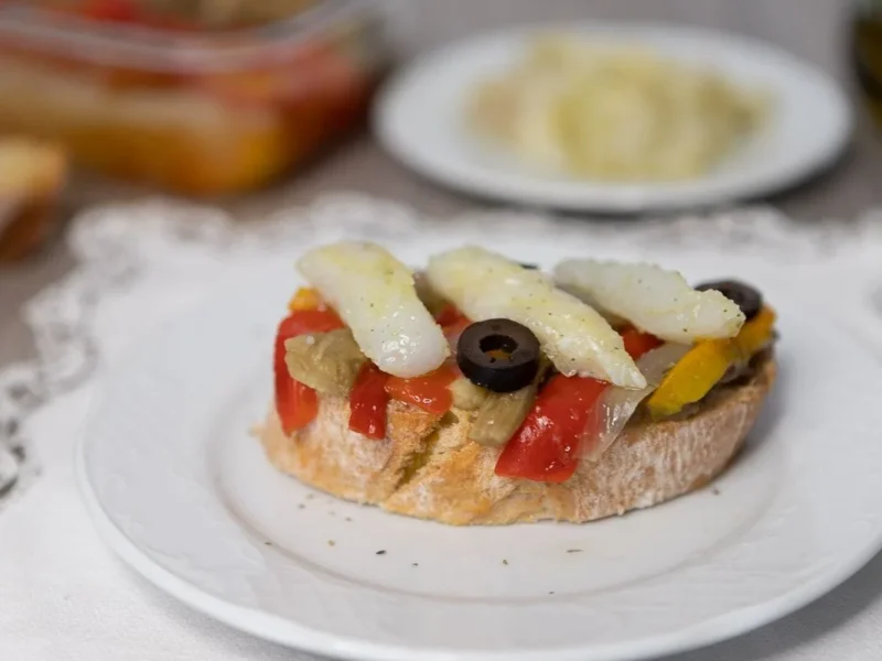 Tostada de escalivada con bacalao