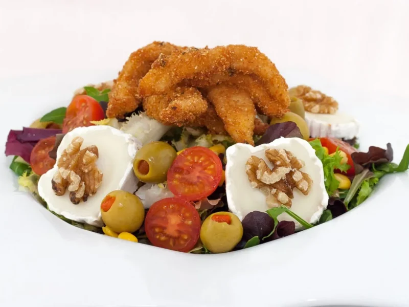 Ensalada con pollo crujiente y queso de cabra