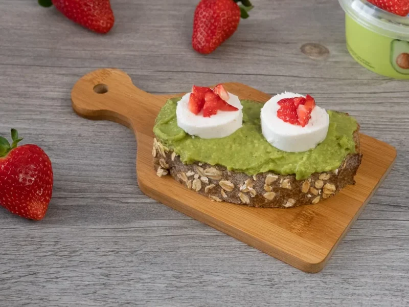 Tostada con Guacamole queso de cabra y fresas