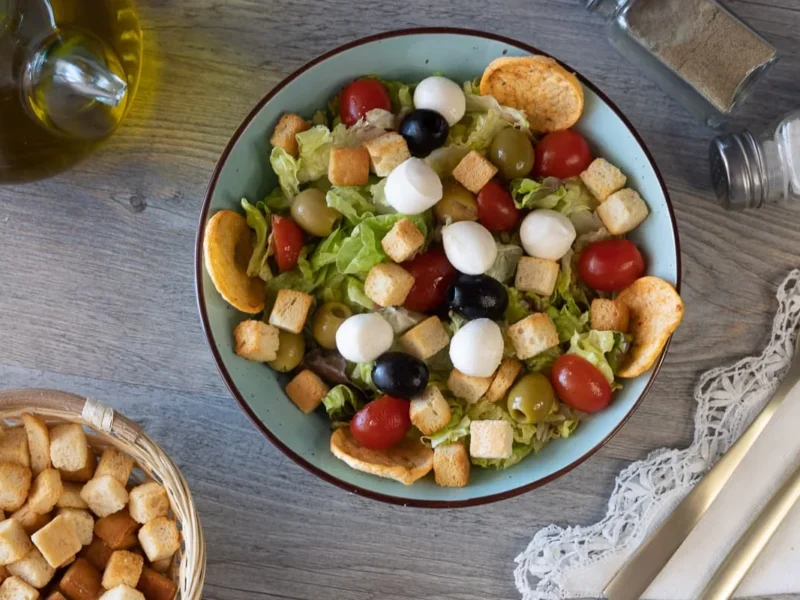 Ensalada con pan frito «Picatostes»