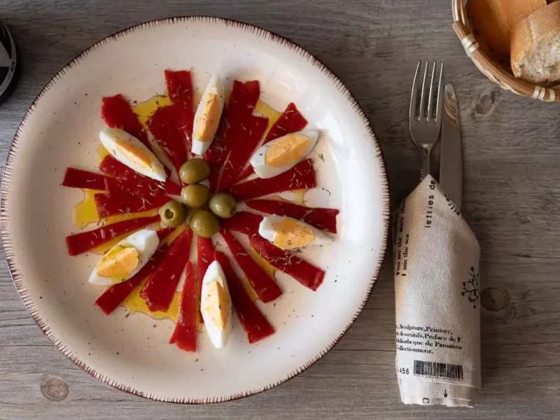 Ensalada de pimientos con huevo duro