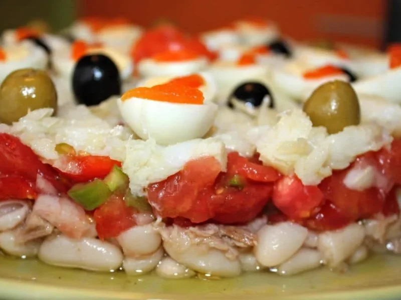 Tarta de alubias con verduras y bacalao