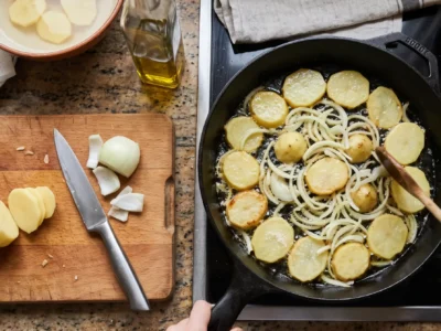 Merluza a la plancha con patatas y pimientos